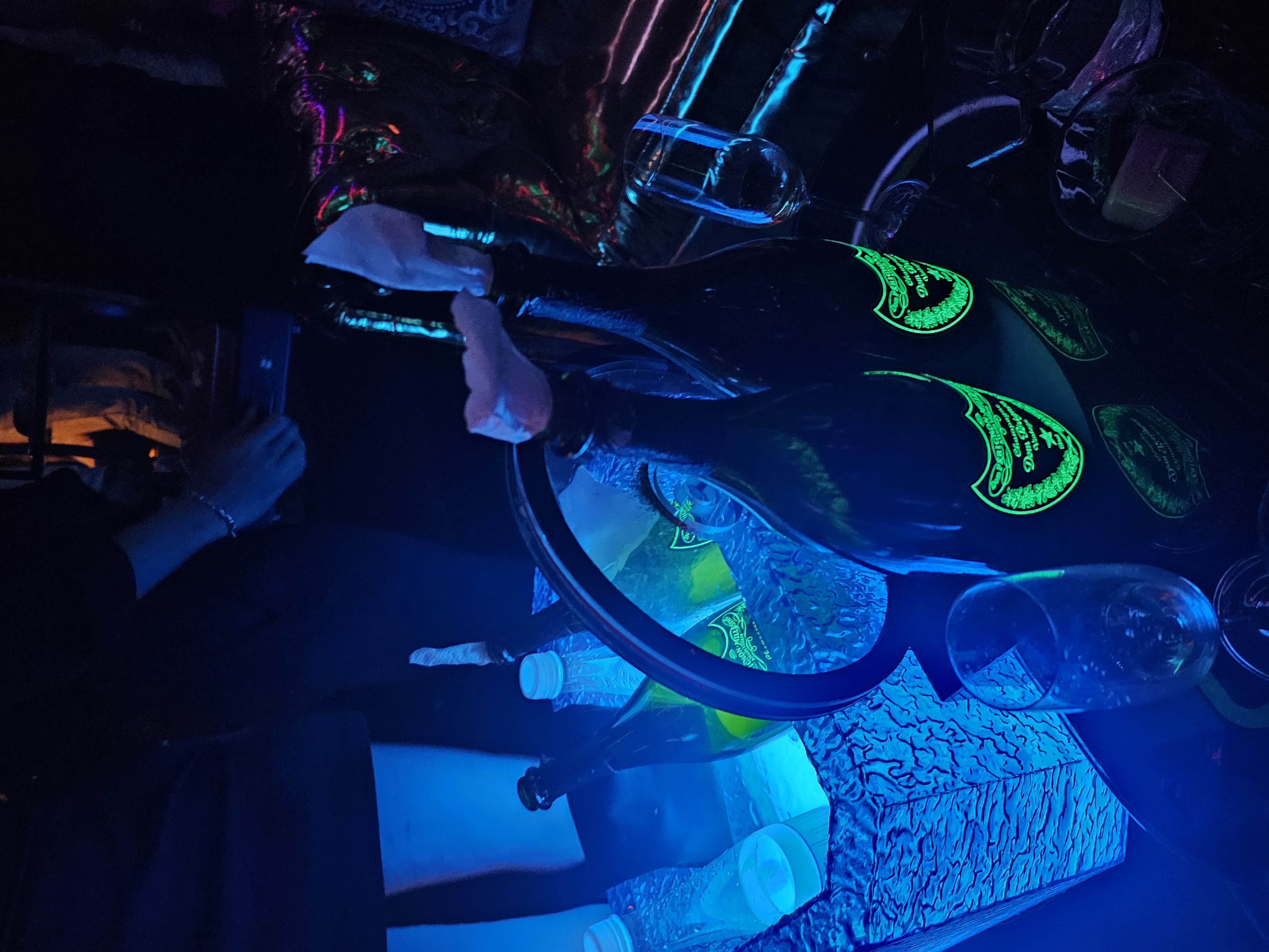 다낭 클럽 Dom Perignon 야광 샴페인 VIP